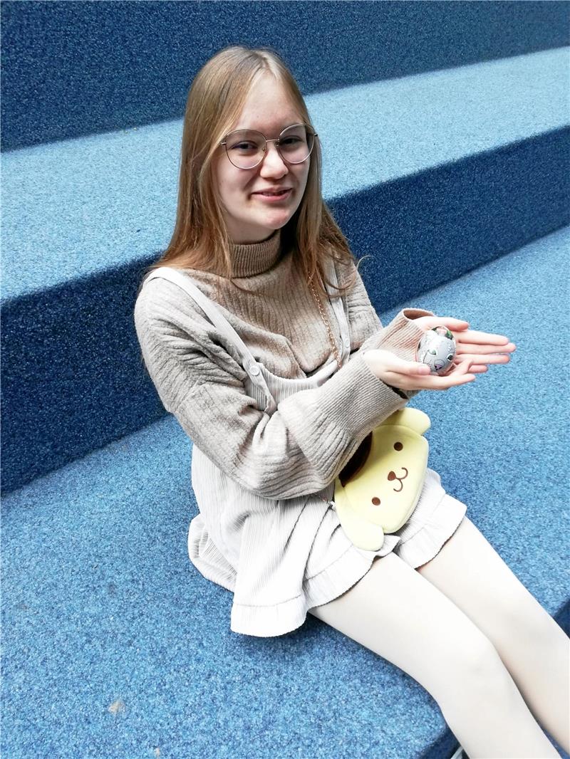 Angelina Wiedmann, die das Motiv entworfen hat, bekommt natürlich auch eins der ersten Harzer Ostereier. Foto: Privat