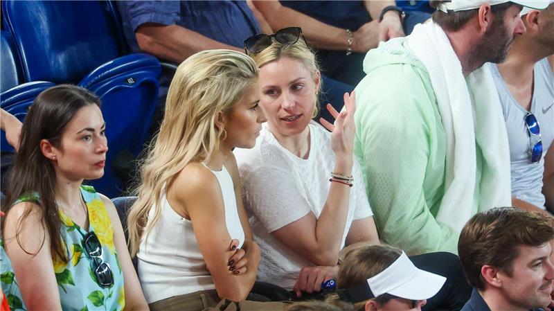 Angelique Kerber (3.v.l) bejubelte den Halbfinaleinzug von Alexander Zverev in der Arena.