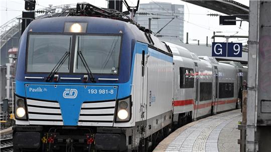 Angemietete Loks müssen derzeit wegen fehlender Zulassungen für den eigentlichen Steuerwagen noch den neuen ICE L ziehen.