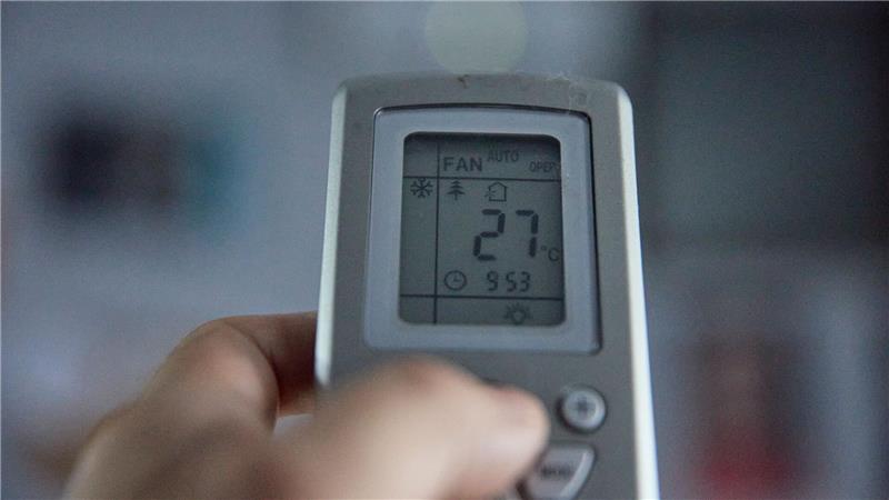 Arbeiten bei Hitze - wie macht es das Ausland? Angenehme Temperaturen am Arbeitsplatz: Keine Selbstverständlichkeit (Archivbild)