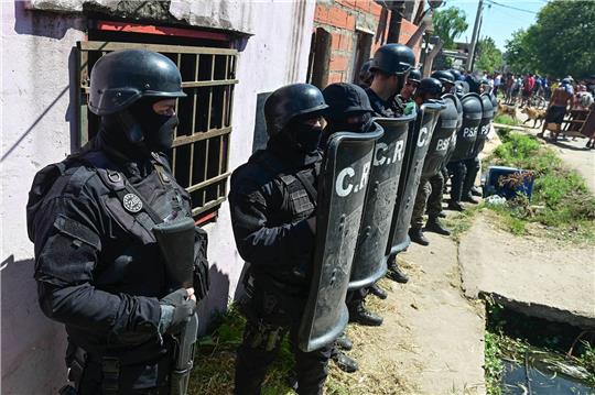 Angesicht einer Welle der Gewalt in Rosario schickt die argentinische Regierung zusätzliche Polizisten in die Stadt.