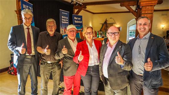 Angesichts der Wahlumfragen für Sachsen-Anhalt in bester Stimmung (v.l.): die AfD-Leute Dr. Marc Jongen, Stephan Kowallis, Lothar Obermüller, Beatrix von Storch, Oliver Kirchner und Dennis Möhring.