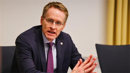 Angesichts der aktuellen Bedrohungslage sollten die Kompetenzen von Bund und Ländern noch stärker gebündelt werden, sagt Schleswig-Holsteins Ministerpräsident Daniel Günther (CDU). (Archivbild)