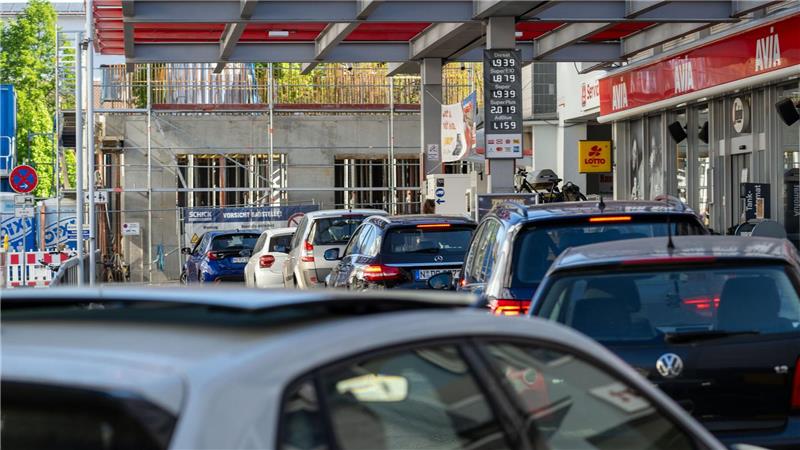 Angesichts niedrigerer Preise fuhren viele zum Auftanken. 