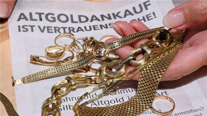 Edelmetallverband: Gold zieht wieder an, Silber gefragt Angesichts steigender Preise verkaufen viele Menschen Altgold. (Archivbild)