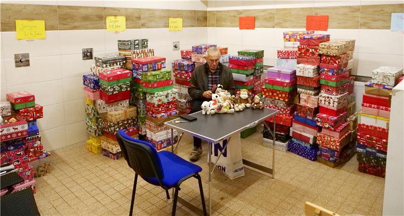 In Clausthal-Zellerfeld werden wieder Päckchen gepackt Angestaubte Plüschtiere bürstet Günter Kuhfuss, bevor sie verpackt werden. Foto: Potthast