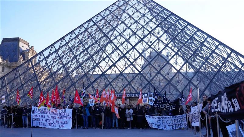 Paris: Louvre wegen Streik geschlossen Angestellte vor der Glaspyramide im Louvre, nachdem sie für einen Streik gestimmt haben.