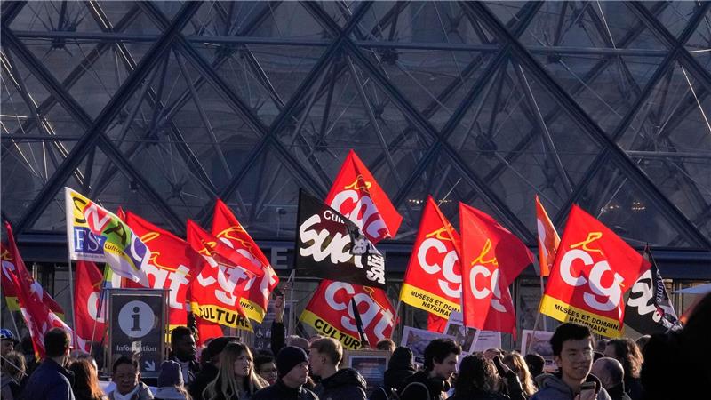Paris: Louvre wegen Streik geschlossen Angestellte zeigen Fahnen der Gewerkschaft CGT vor dem Louvre.