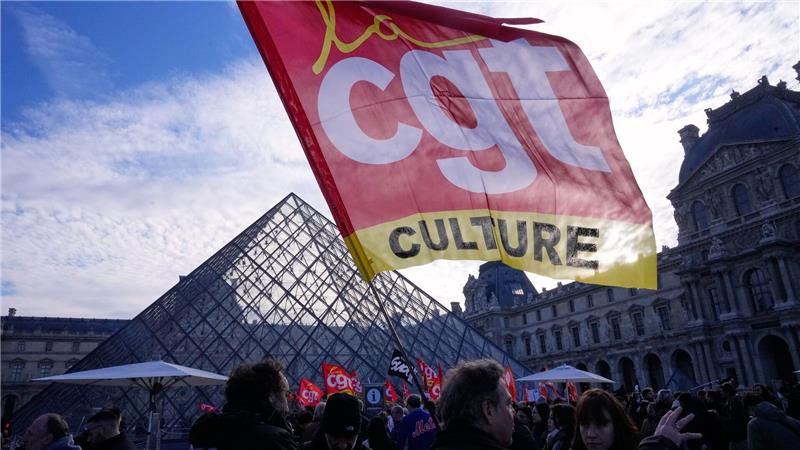 Angestellte zeigen eine Flagge der Gewerkschaft CGT vor dem Louvre, nachdem sie für einen Streik gestimmt haben.