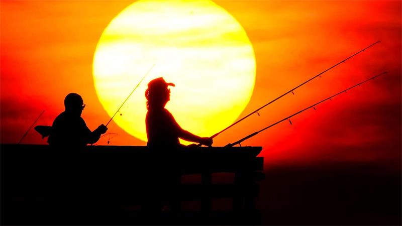 Anglerglück im Sonnenuntergang