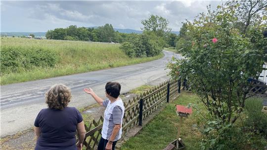 Angrenzend an die Straße bei Gut Radau soll der Acker zur Solarfläche werden, das wollen Familie Ziemann und deren Nachbarn verhindern.