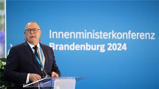 Angriffe auf Politiker seien auch ein Angriff auf den Staat, sagt Brandenburgs Innenminister und Vorsitzender der Innenministerkonferenz (IMK), Michael Stübgen.