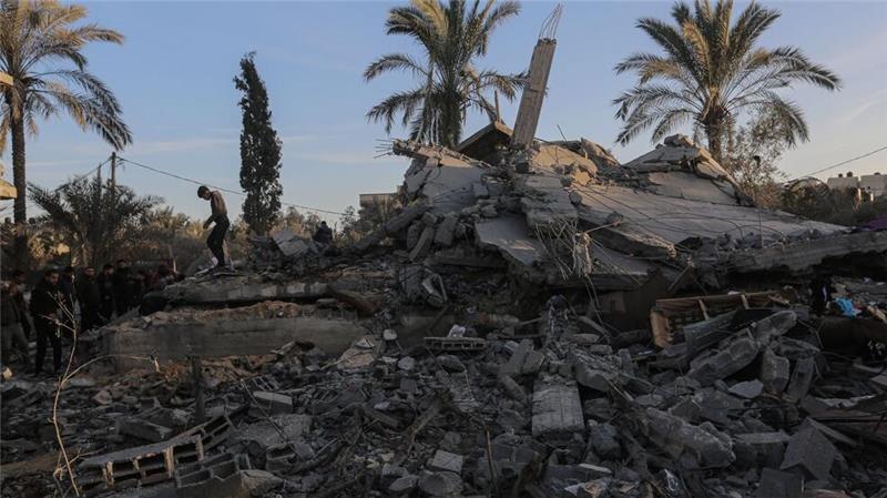 Netanjahu droht den Huthi im Jemen mit härterer Gangart Angriffe des israelischen Militärs auf Ziele der Hamas zogen weitere Zerstörungen nach sich wie hier in Deir al-Balah im mittleren Gazastreifen.