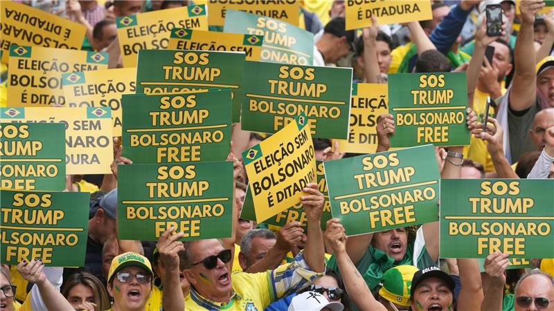 Brasilien: Bolsonaro zu mehr als 27 Jahren Haft verurteilt Anhänger Bolsonaros protestieren gegen den Prozess. (Archivbild)