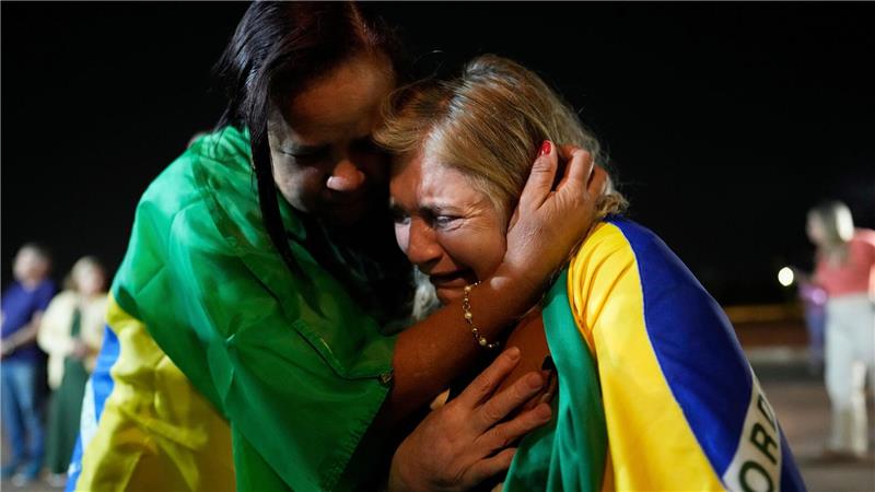 Brasilien: Bolsonaro zu mehr als 27 Jahren Haft verurteilt Anhänger Bolsonaros weinen während einer Mahnwache zu seiner Unterstützung.