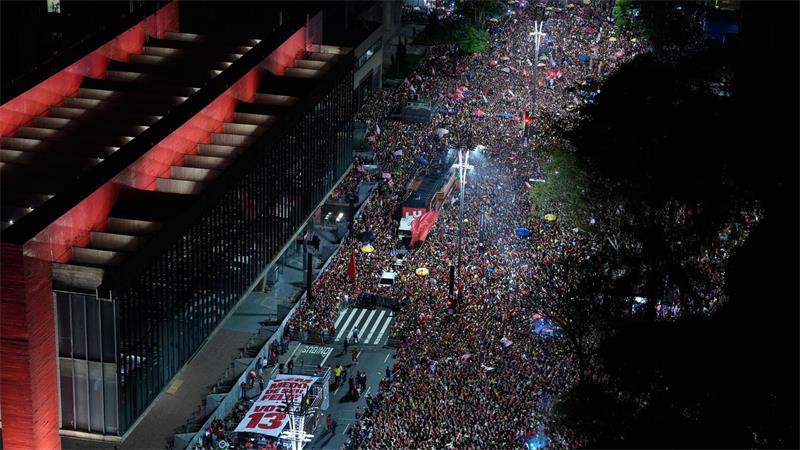 Anhänger Lulas feierten auf der Avenida Paulista in São Paulo.