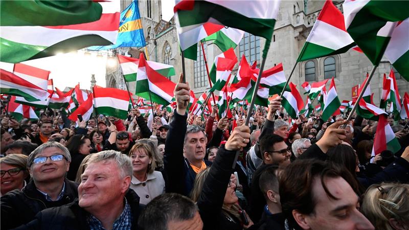 Anhänger Orbans bei der Abschlusskundgebung.