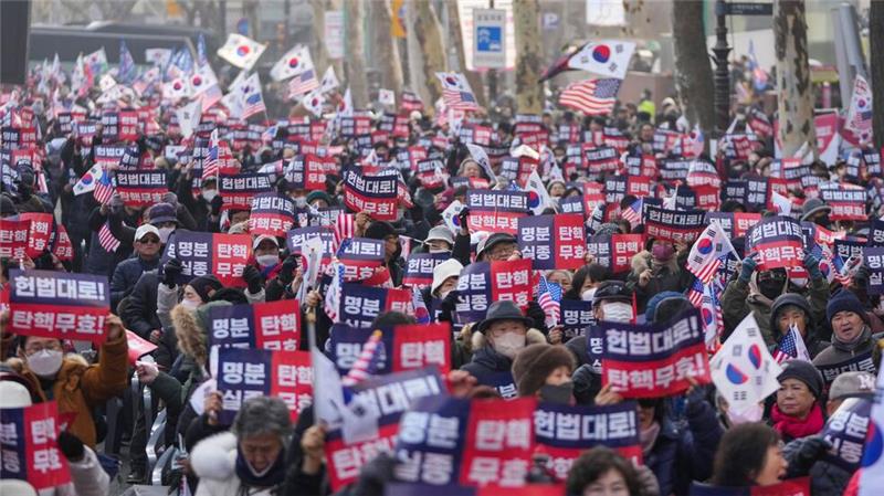 Südkoreas suspendierter Präsident erklärt sich vor Gericht Anhänger Yoons demonstrierten in der Nähe des Verfassungsgerichts.