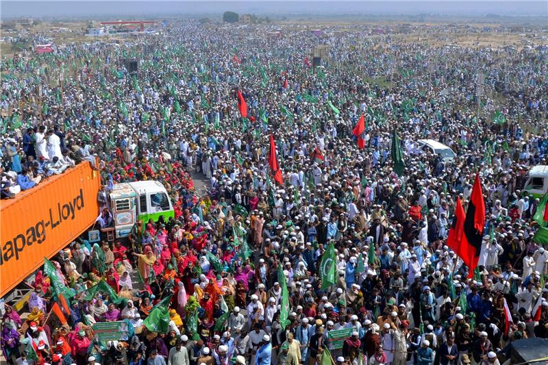 Tausende Oppositionsanhänger demonstrieren in Pakistan Anhänger der Großen Demokratischen Allianz nehmen an einer Kundgebung in Hyderabad teil, um gegen angebliche Manipulationen bei den Parlamentswahlen zu protestieren