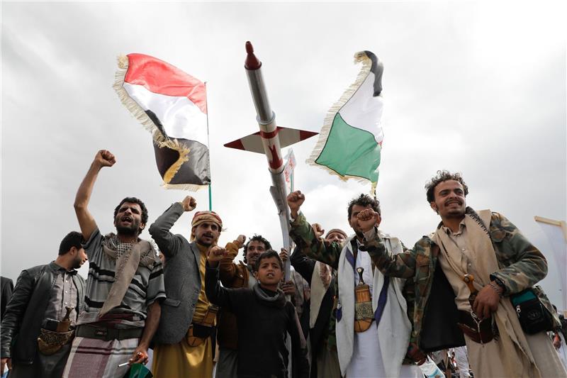 Huthi drohen mit Angriffen auf Seeroute um Südafrika Anhänger der Huthi in Sanaa. Die Huthi agieren nach eigenen Angaben aus Solidarität mit der islamistischen Hamas im Gazastreifen und richten ihre Attacken auf Frachter mit angeblicher Verbindung zu Israel, den USA oder Großbritannien.