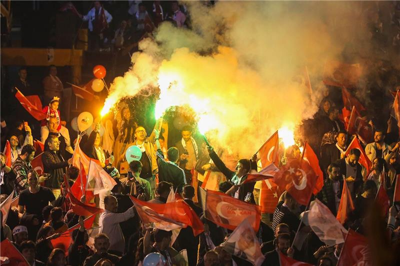 Erdogans Partei verliert bei Wahl in Istanbul Anhänger der Mitte-Links-Partei CHP feiern vor dem Rathaus in der türkischen Hauptstadt Ankara.