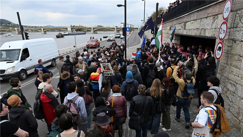 Ungarn ändert Verfassung: Mensch ist entweder Mann oder Frau Anhänger der Opposition demonstrieren vor dem Parlament gegen die Verfassungsänderungen, durch die non-binäre Personen nicht als solche anerkannt werden und Verbote öffentlicher Veranstaltungen nicht-heresosexueller Gemeinschaften möglich machen.