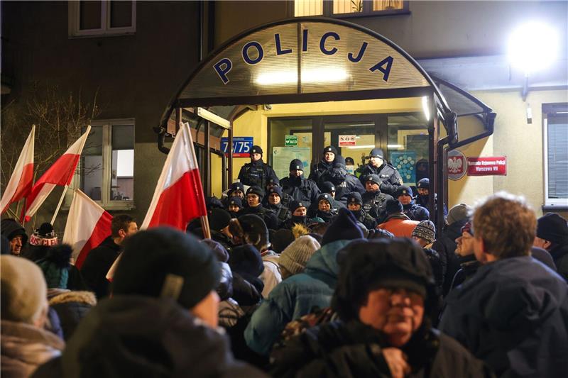 PiS will gegen Polens Regierung protestieren Anhänger der Partei Recht und Gerechtigkeit (PiS) protestieren gegen die Festnahme der beiden Abgeordneten.
