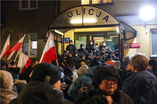 Anhänger der Partei Recht und Gerechtigkeit (PiS) protestieren gegen die Festnahme der beiden Abgeordneten.