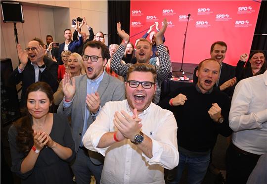 Anhänger der SPD reagieren auf die ersten Prognosen zur Landtagswahl in Niedersachsen.