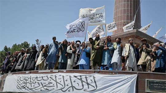 Anhänger der Taliban-Regierung feiern den fünften Jahrestag der Machtübernahme in Kabul.