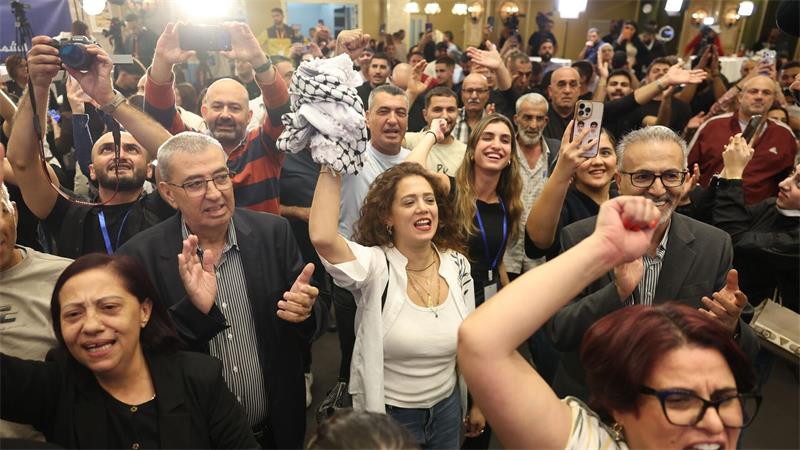 Israels Wahl bringt keinen klaren Sieger - was nun? Anhänger der arabisch dominierten „Vereinten Liste“ feiern nach ersten Prognosen bei der Wahl in Israel.