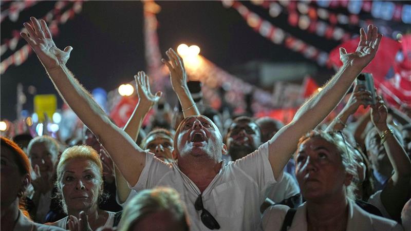 Bilder des Tages Anhänger der größten türkischen Oppositionspartei, der Republikanischen Volkspartei (CHP), während einer Rede des Parteivorsitzenden Özel bei einer Kundgebung.