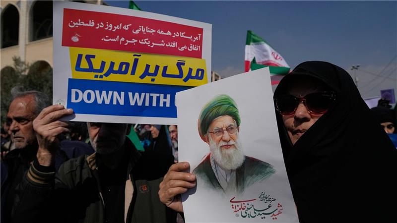 Eine Woche Iran-Krieg: Beide Seiten bleiben unnachgiebig Anhänger der iranischen Regierung protestieren gegen die Angriffe.