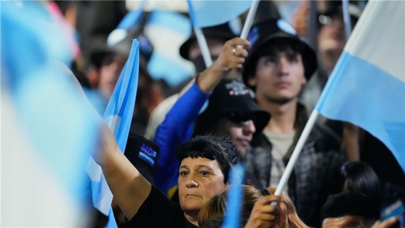Anhänger der oppositionellen Peronistischen Partei versammeln sich nach Schließung der Wahllokale bei der Parlamentswahl in der Wahlkampfzentrale in La Plata, Argentinien.