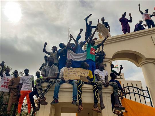 Anhänger der regierenden Junta von Niger jubeln auf der Straße. Am 26. Juli hatten Offiziere der Präsidialgarde im Niger den demokratisch gewählten Präsidenten Mohamed Bazoum entmachtet.