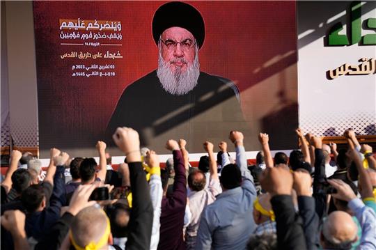 Anhänger der vom Iran unterstützten Hisbollah erheben ihre Fäuste und jubeln, als Hisbollah-Führer Hassan Nasrallah während einer Kundgebung zum Gedenken an in den vergangenen Wochen getötete Hisbollah-Kämpfer über eine Videoverbindung erscheint.