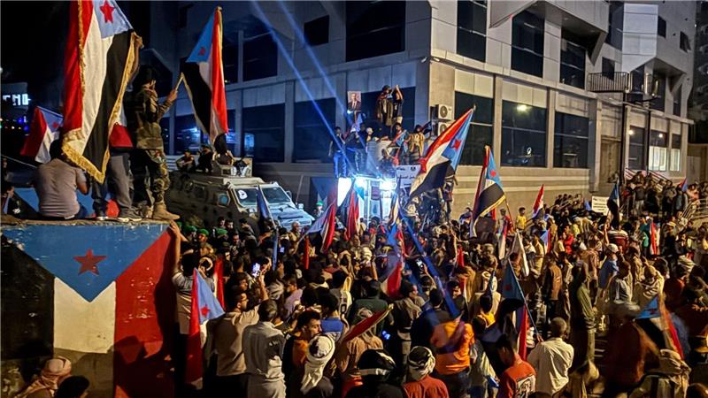 Anhänger des Südlichen Übergangsrats protestieren vor dem Präsidentenpalast.