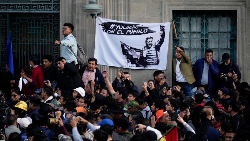 Anhänger des bolivianischen Präsidenten Luis Arce auf der Plaza Murillo in La Paz.