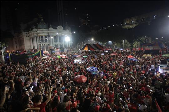 Anhänger des ehemaligen Präsidenten da Silva feiern in der Nacht in der Innenstadt von Rio de Janeiro seinen Wahlsieg.