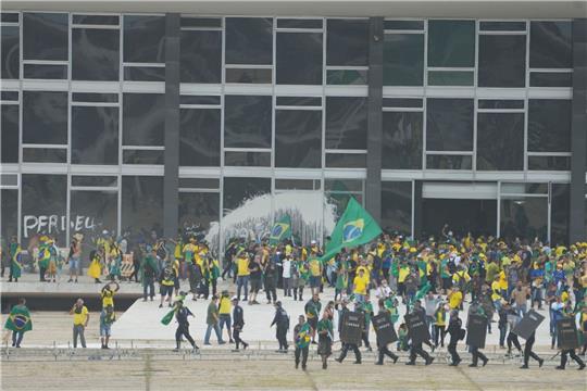 Anhänger des ehemaligen brasilianischen Präsidenten Bolsonaro haben am Sonntag den offiziellen Sitz des brasilianischen Präsidenten gestürmt.