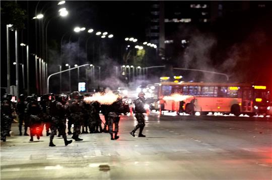 Anhänger des ehemaligen brasilianischen Präsidenten Bolsonaro geraten mit der Polizei aneinander.