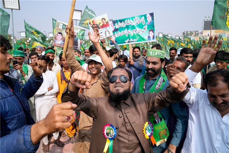 Anhänger des ehemaligen pakistanischen Premierministers Sharif tanzen vor einer Begrüßungskundgebung.