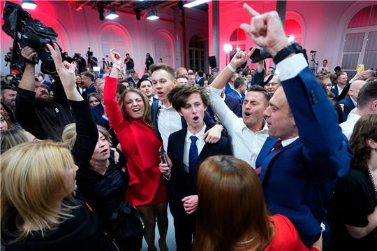 Anhänger des ehemaligen polnischen Ministerpräsidenten und Oppositionsführers Donald Tusk feiern in der Parteizentrale der liberalkonservativen Bürgerkoalition (KO) in Warschau.
