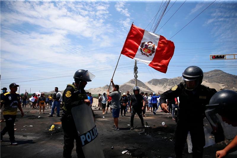 Anhänger des gestürzten peruanischen Präsidenten Castillo protestierten am vergangenen Donnerstag auf der Panamerikanischen Nordautobahn.