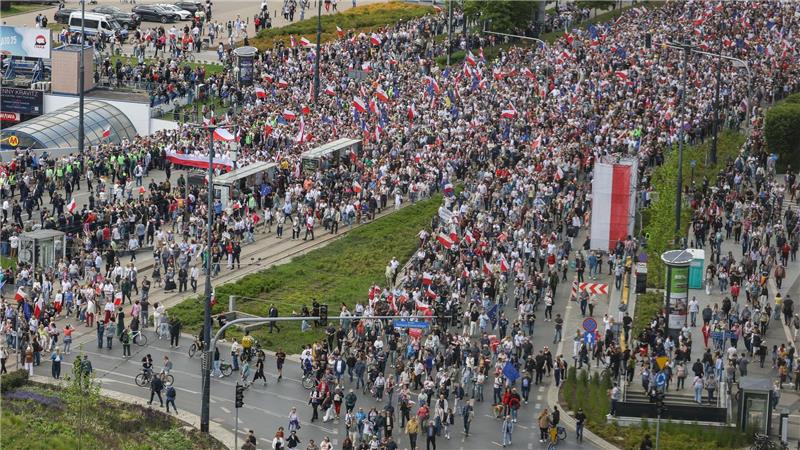 Parteien machen vor Präsidentenwahl in Polen mobil Anhänger des proeuropäischen polnischen Präsidentschaftskandidaten Rafal Trzaskowski demonstrieren in Warschau. (Foto aktuell)