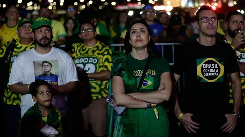 Anhänger des rechten Herausforderers Flávio Bolsonaro reagierten fassungslos.