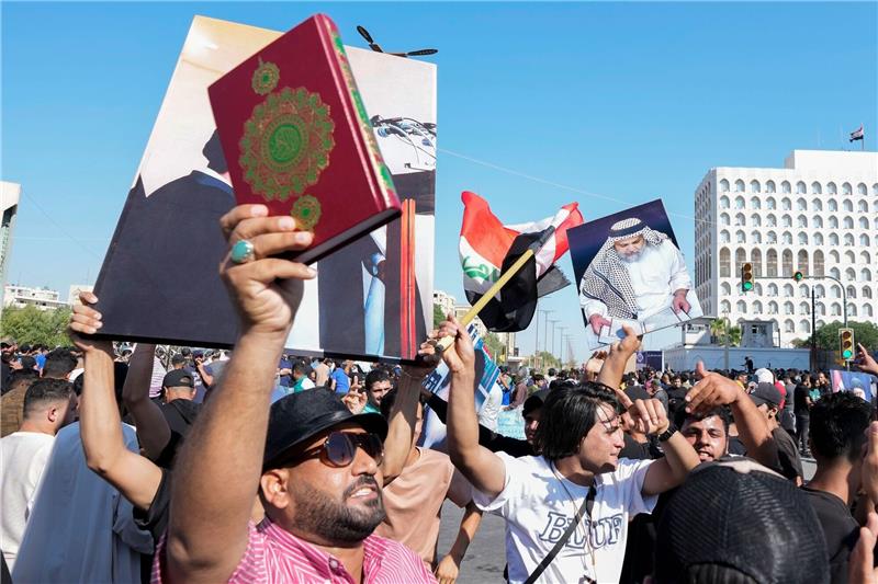 Proteste im Irak und Iran nach Koranverbrennung in Schweden Anhänger des schiitischen Geistlichen Muqtada al-Sadr erheben den Koran, das heilige Buch der Muslime, während einer Demonstration vor der schwedischen Botschaft in Bagdad.