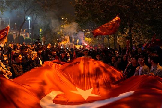 Anhänger des türkischen Präsidenten Erdogan jubeln vor dem Sitz der AKP in Istanbul.