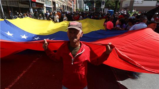Anhänger des venezolanischen Staatschefs Maduro versammeln sich in der Stadtmitte und protestieren, nachdem US-Präsident Trump bekannt gegeben hat, dass der venezolanische Präsident gefangen genommen und aus dem Land ausgeflogen wurde.