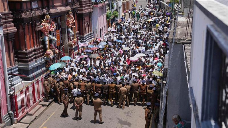 Anhänger des verhafteten ehemaligen Präsidenten Ranil Wickremesinghe demonstrieren in Colombo.